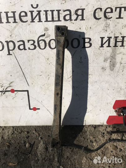 Балка передняя поперечная Nissan Pathfinder