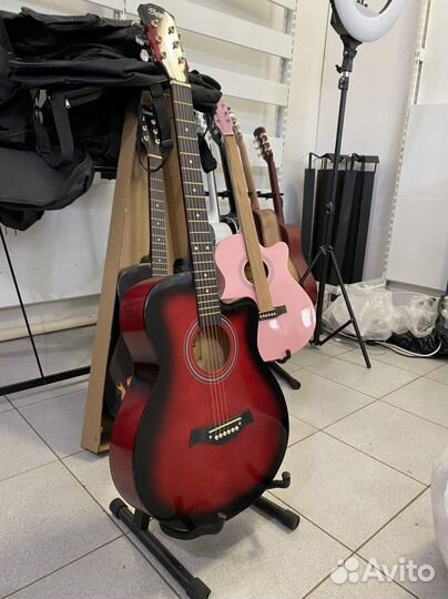 Акустическая гитара красная