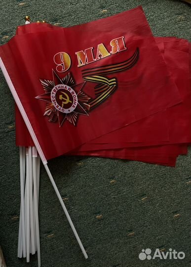 Флаги, пилотки, значки на 9 мая