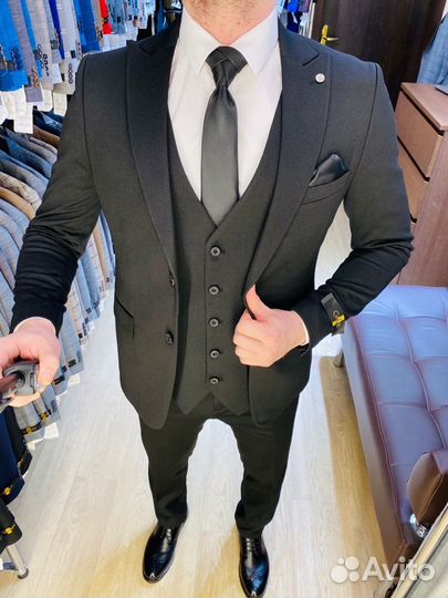 Мужской костюм черный не мнущийся