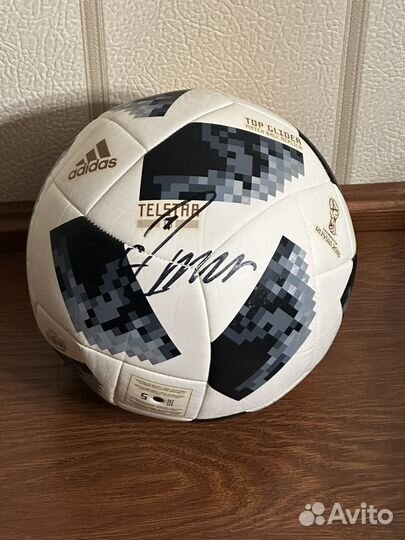 Мяч с чемпионата мира 2018 года с подписью Роналду