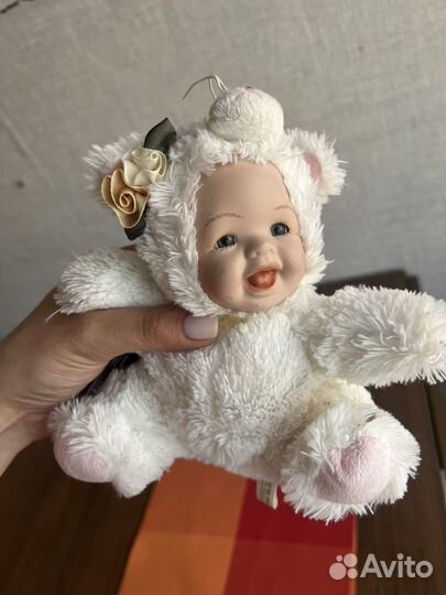 Кукла фарфоровая