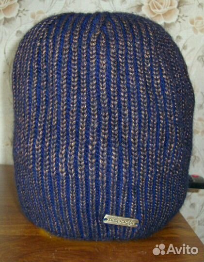 Две женские шапки