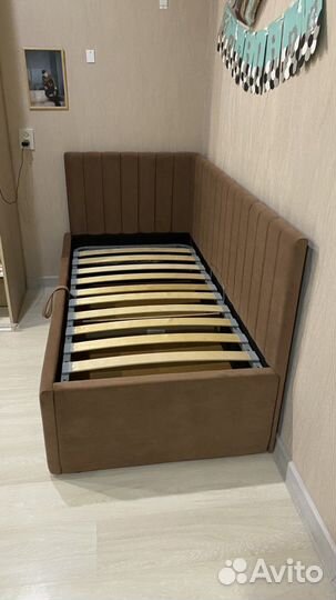 Детская кровать, диван с мягкими спинками