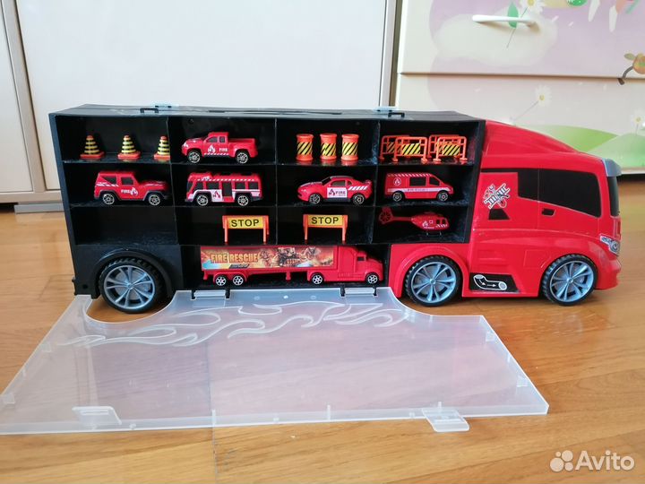 Игрушка трейлер-гараж с машинками