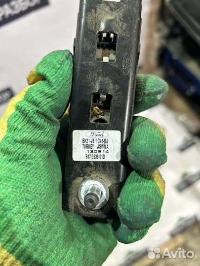 Механизм регулировки ремня безопасности - Ford