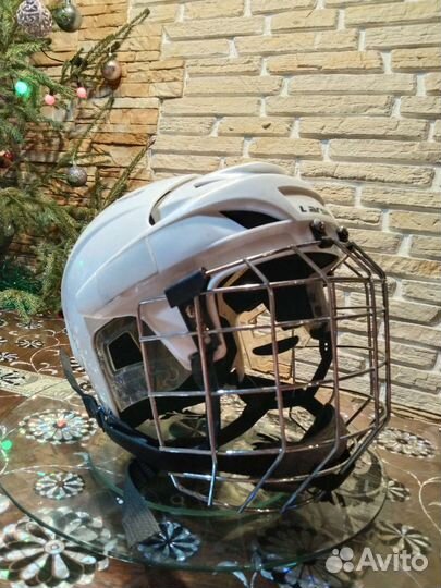 Хоккейный шлем