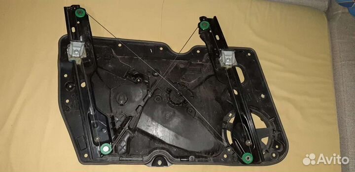 Передний правый стеклоподъёмник гольф 6 без мотора