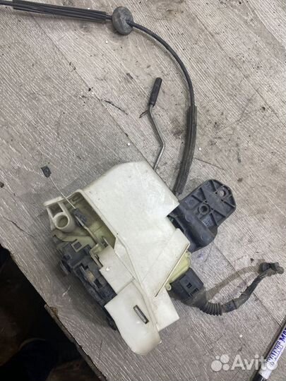 Замок двери передней правой Volkswagen Passat