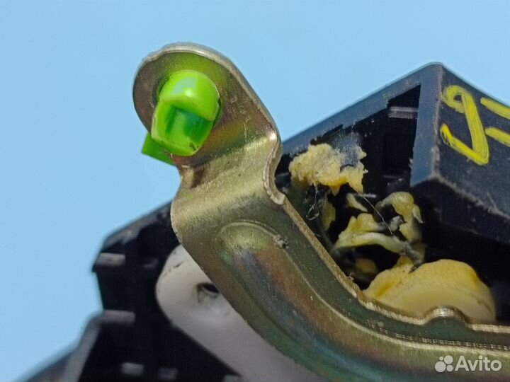 Замок двери задний левый Mitsubishi Outlander 1