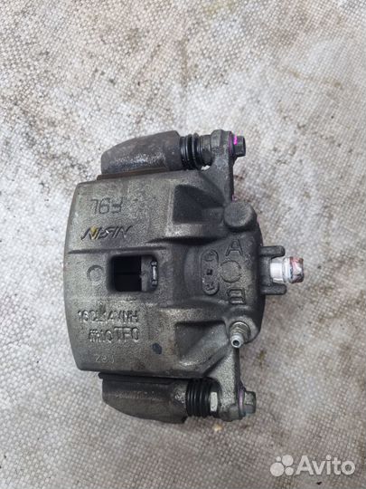 Суппорт тормозной передний левый Хонда Фит GP1