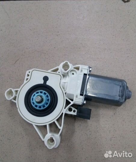 Моторчик стеклоподъемника передней левой двери Tou