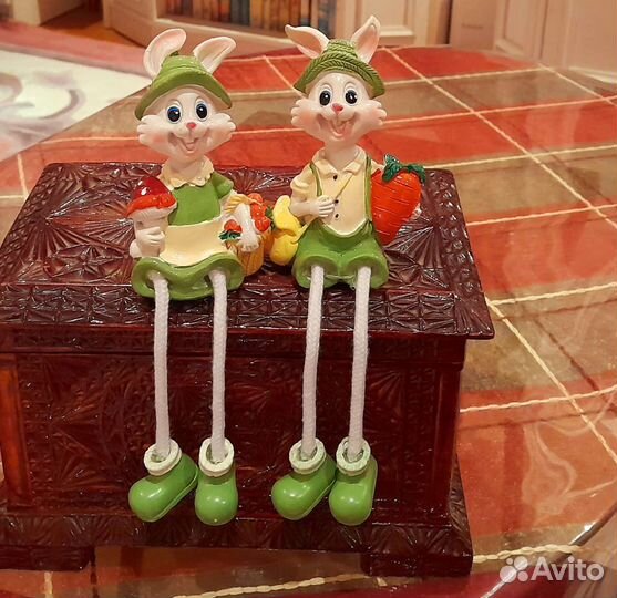 Фигурки пары сидячих зайчиков