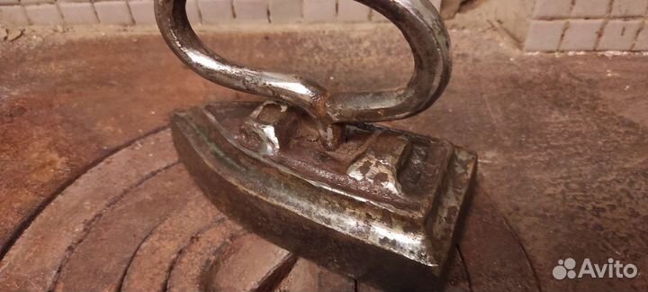 Маленький манжетный утюг старинный