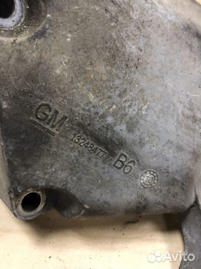 Кронштейн двигателя правый Opel Astra J