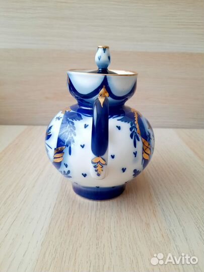 Фарфоровый чайник Лфз