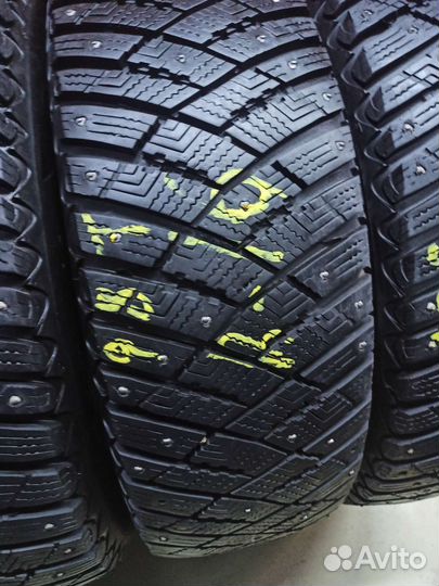Goodyear UltraGrip Ice 215/65 R16 98T