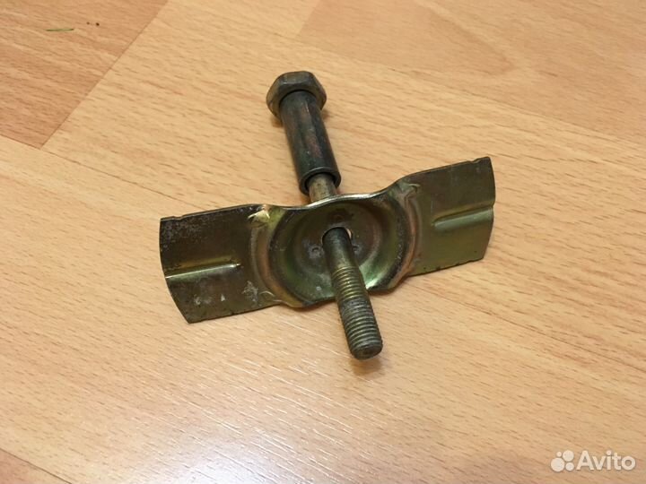 Mitsubishi Lancer 9 CS Болт запасного колеса