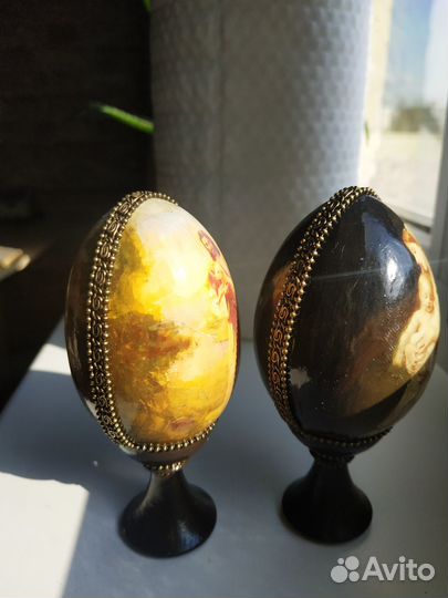 Пасхальное яйцо на подставке