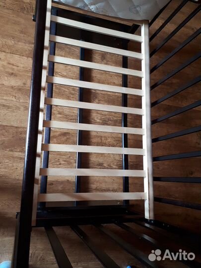 Детская кроватка с маятником