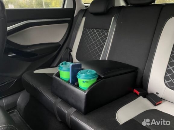 Подлокотник-бар задних сидений с подстаканниками