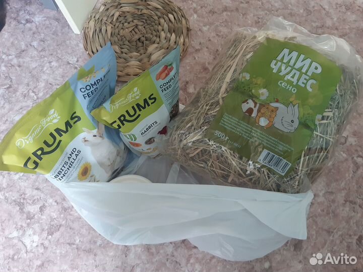 Для кролика корм и сено