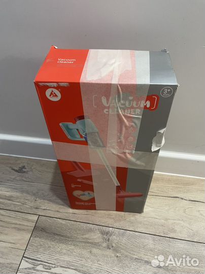 Игрушечный пылесос