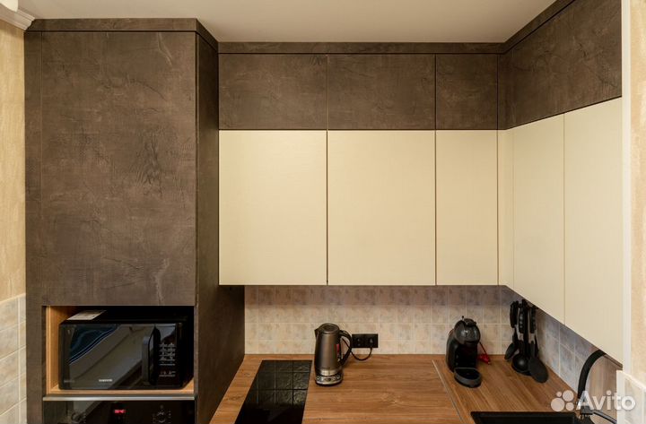 Угловая кухня на заказ в современном стиле