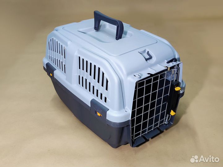 Переноска для животных с металлической дверцей