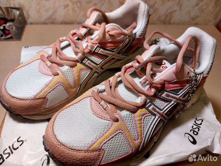 Кроссовки женские asics