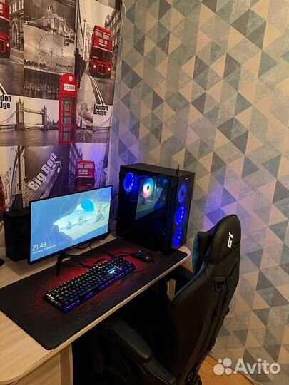 Игровой компьютер с монитором и клавиатурой