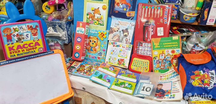 Огромный пакет книг, игр+мольберт с магнитной азб