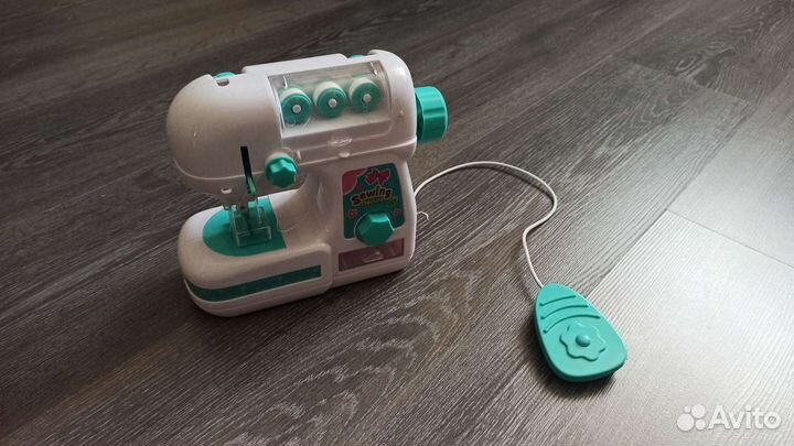 Игрушечная швейная машинка