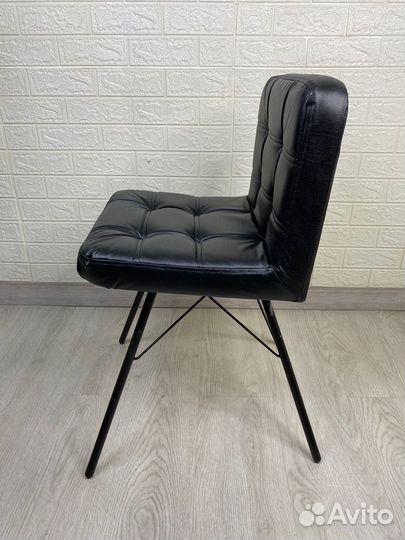 Стул черный на ножках