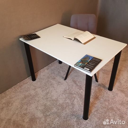 Компьютерный стол Белый 110*70 см. Черные ножки