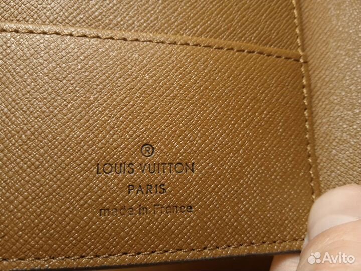 Обложка Louis Vuitton Taiga (Луи Виттон)