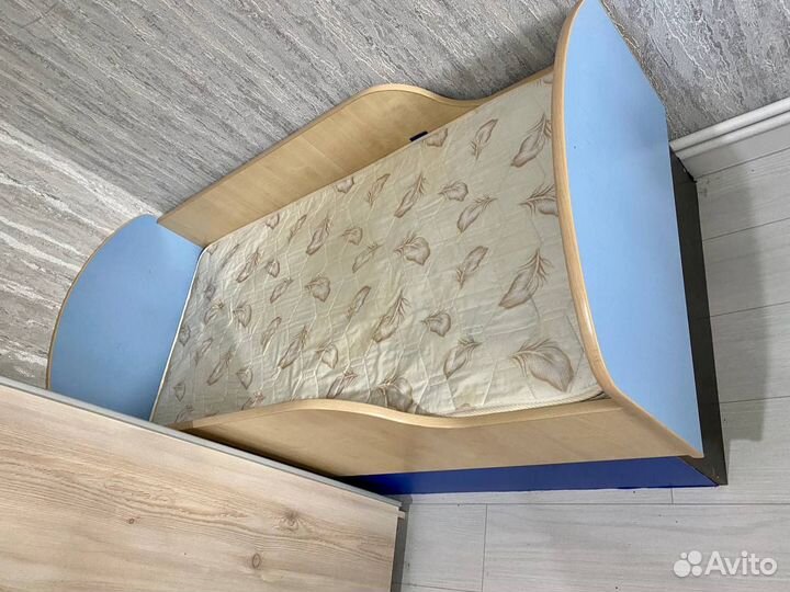 Кроватка, столик, стол, стулья