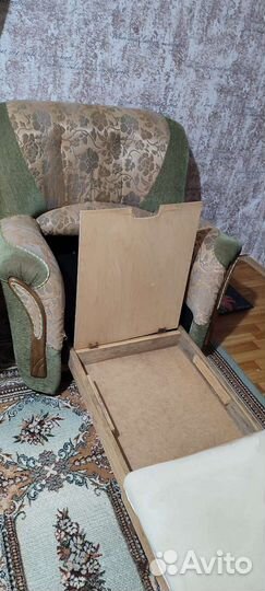 Диван с двумя креслами