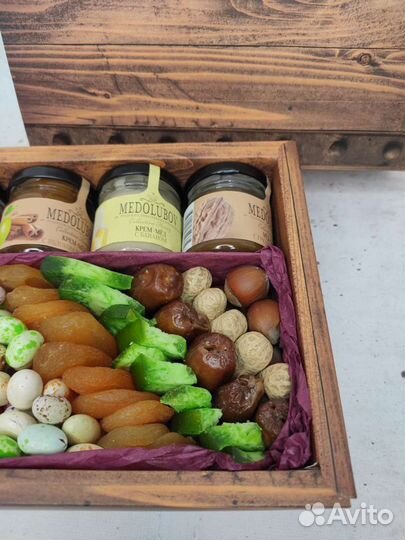 Подарочный набор с орехами, сухофруктами и медом