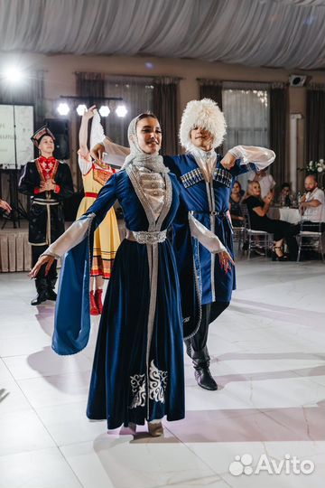 Танцевальное народное шоу на праздник