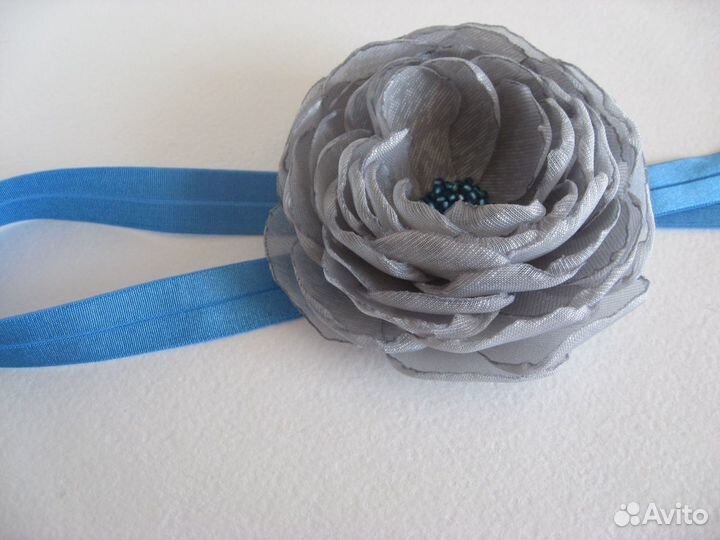 Голубая резиночка с серым цветком на голову