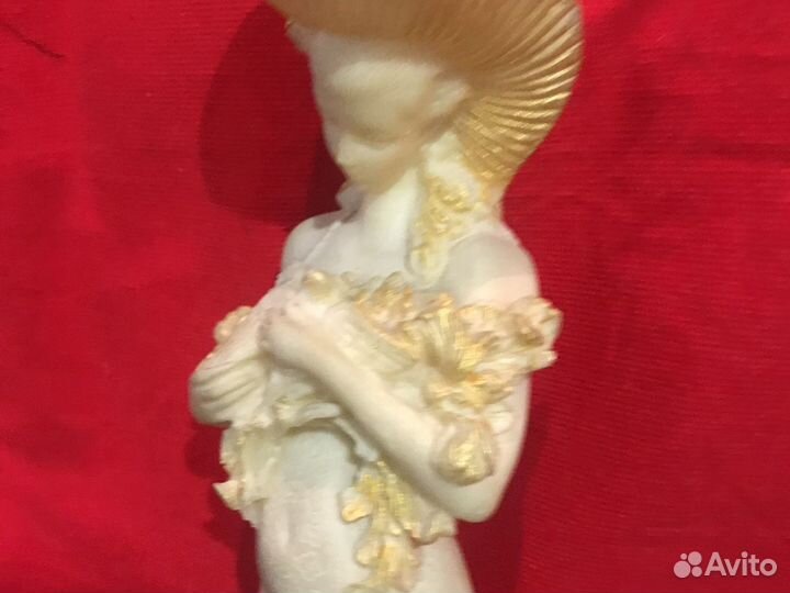 Статуэтка старинная Девушка в шляпе СССР