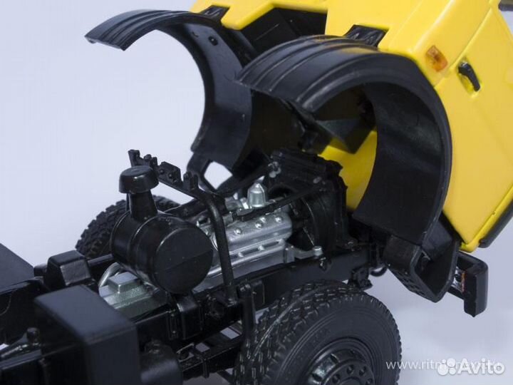 Коллекционная модель автомобиля маз 5551