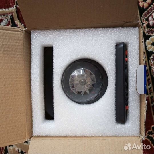 Диско шар прожектор с разными цветами свето музыка