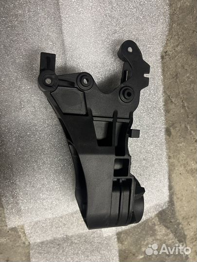 Правое крепление зеркала Toyota RAV 4 40