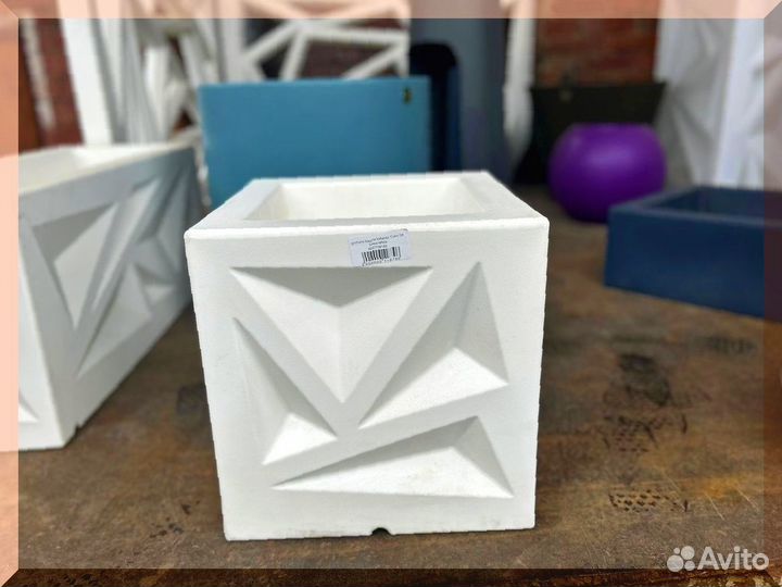 Белое кашпо для улицы