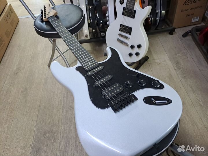 Электрогитара стратокастер белая