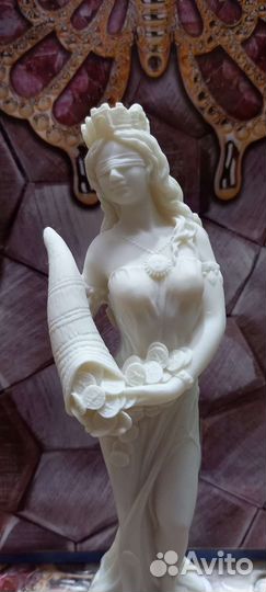 Статуэтка Фортуна из мрамора