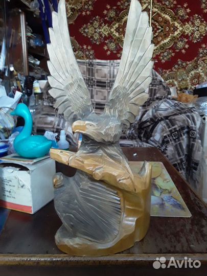 Деревянная фигура орла