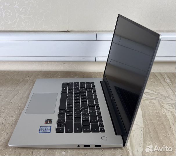 Huawei MateBook D 15 (Ryzen 7 5700U/ 8 гб/ 20 цик)